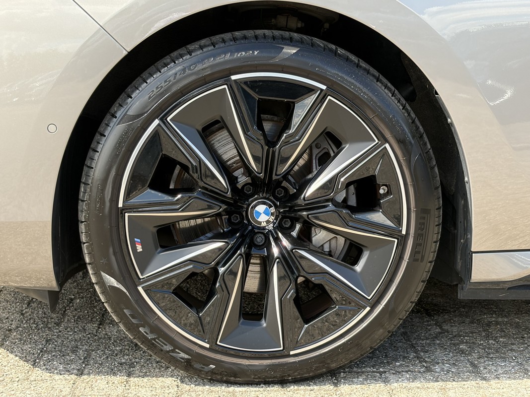 BMW i7