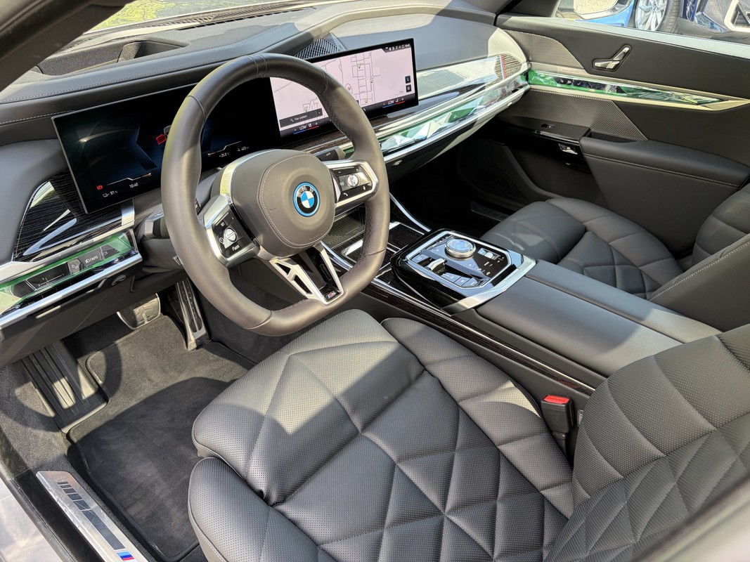 BMW i7