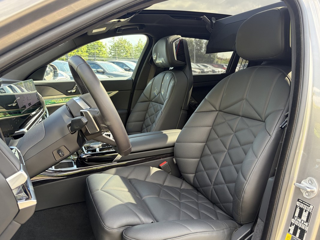 BMW i7