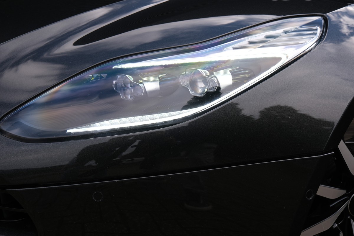 Aston Martin DB11