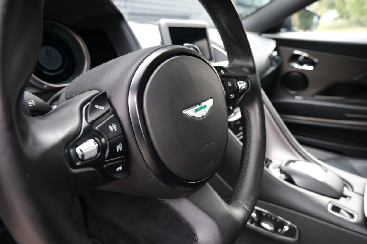 Aston Martin DB11