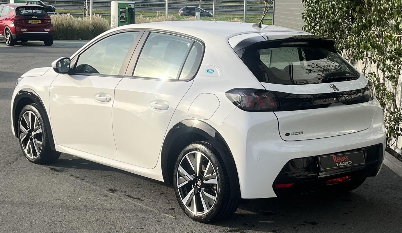 Peugeot e-208