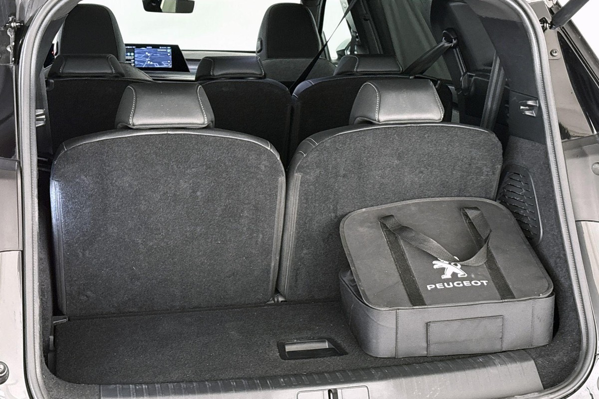 Peugeot e-5008