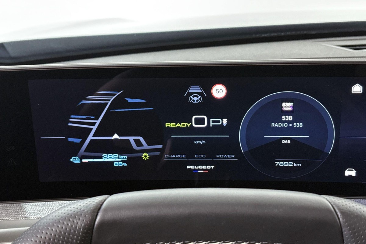 Peugeot e-5008