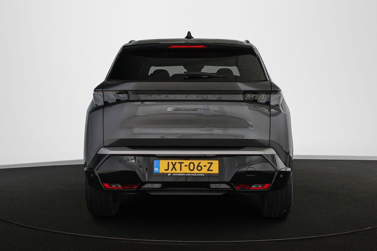 Peugeot e-5008