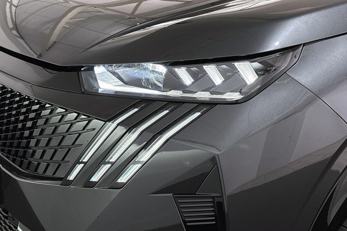Peugeot e-5008