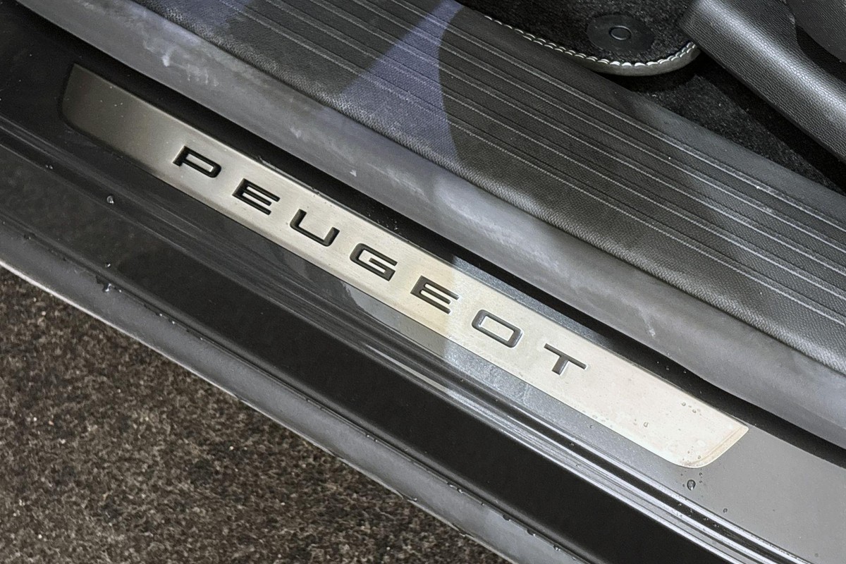 Peugeot e-5008
