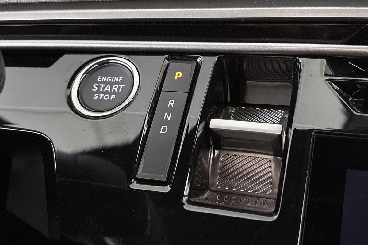 Peugeot e-5008