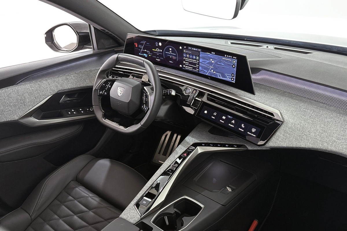 Peugeot e-5008