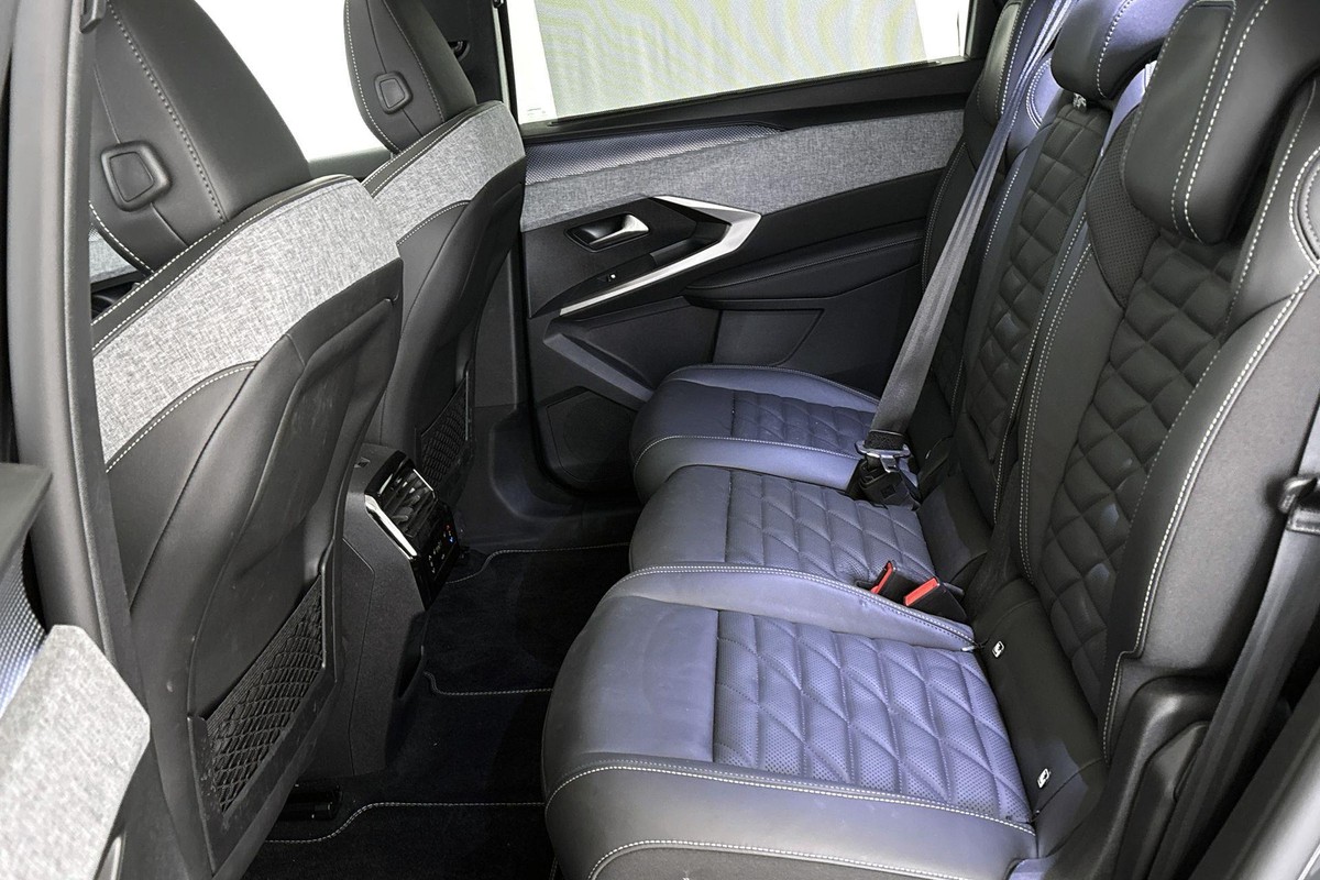 Peugeot e-5008
