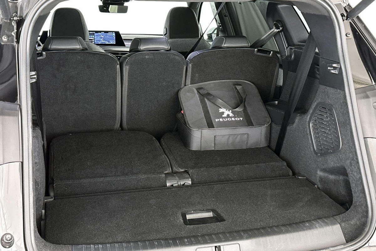 Peugeot e-5008