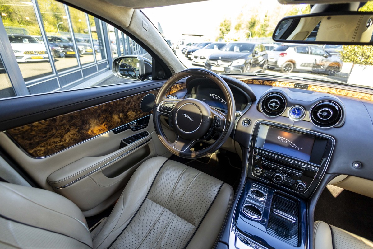 Jaguar XJ