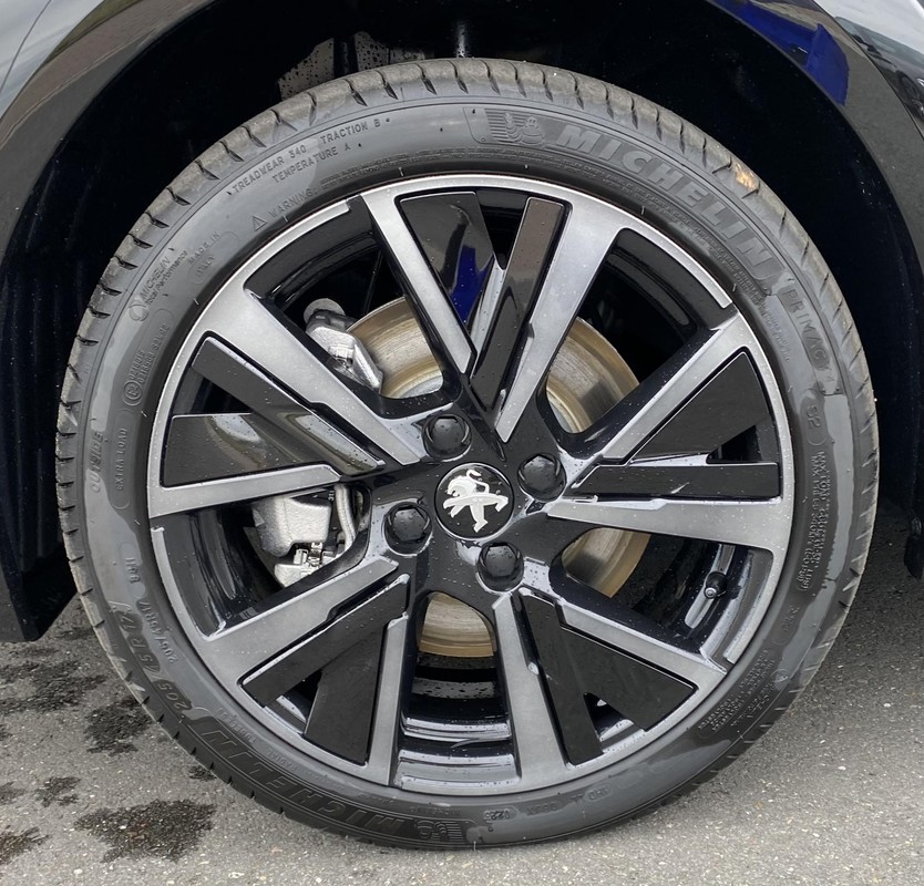 Peugeot e-208