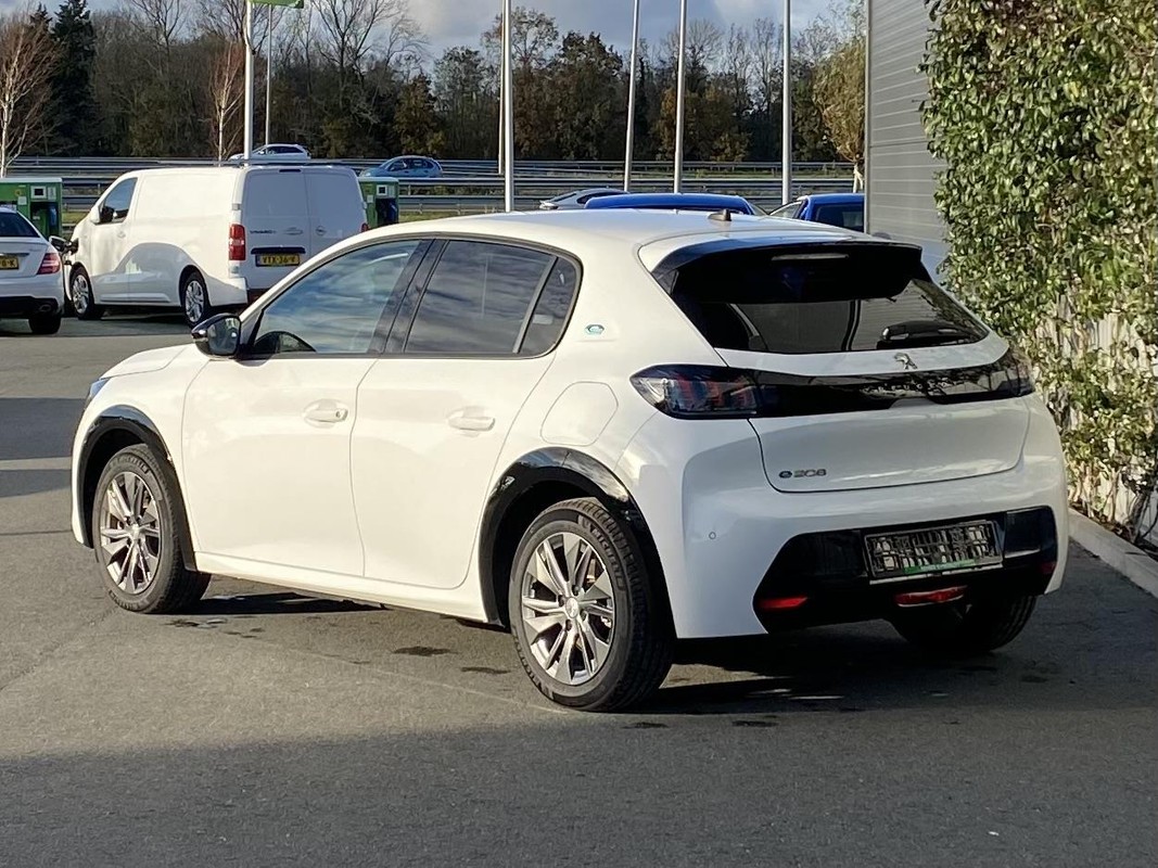 Peugeot e-208