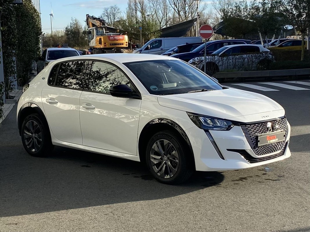 Peugeot e-208