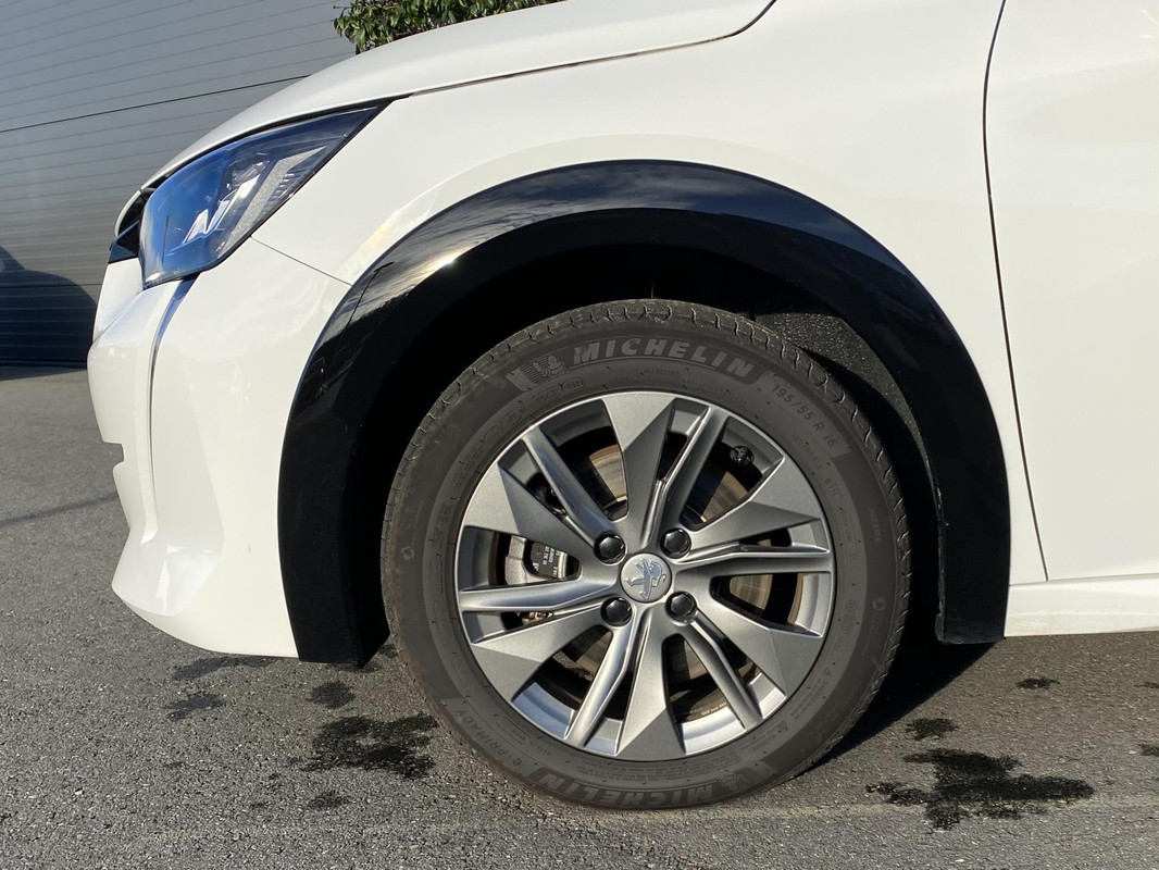 Peugeot e-208