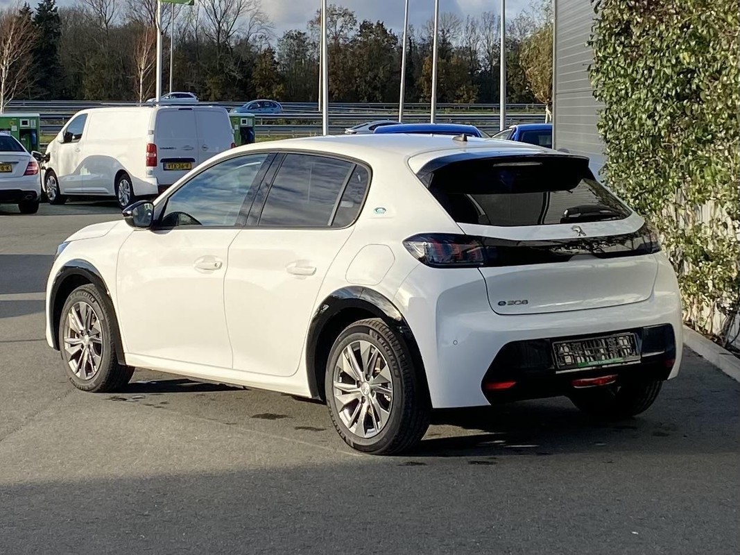 Peugeot e-208