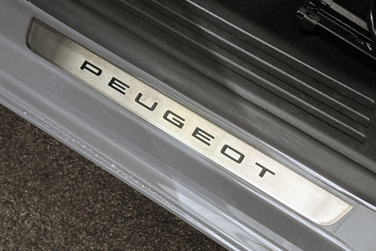 Peugeot e-2008