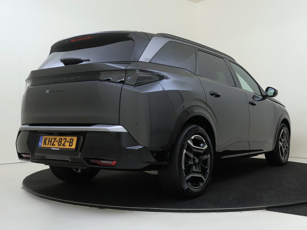 Peugeot e-5008
