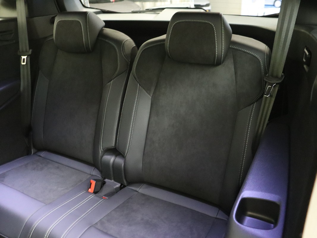 Peugeot e-5008