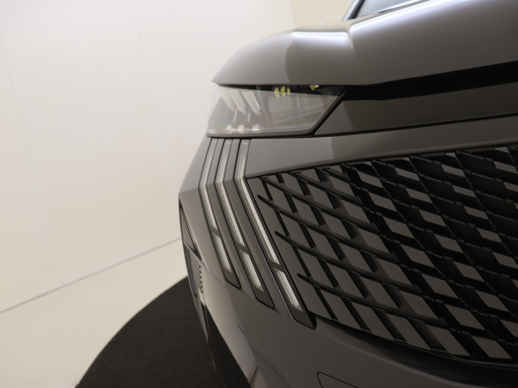Peugeot e-5008