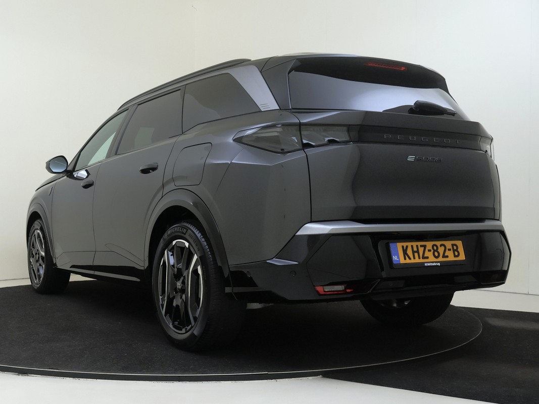 Peugeot e-5008