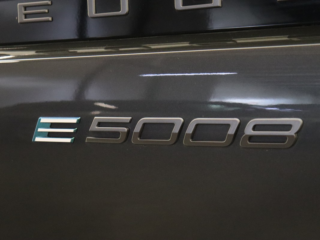 Peugeot e-5008