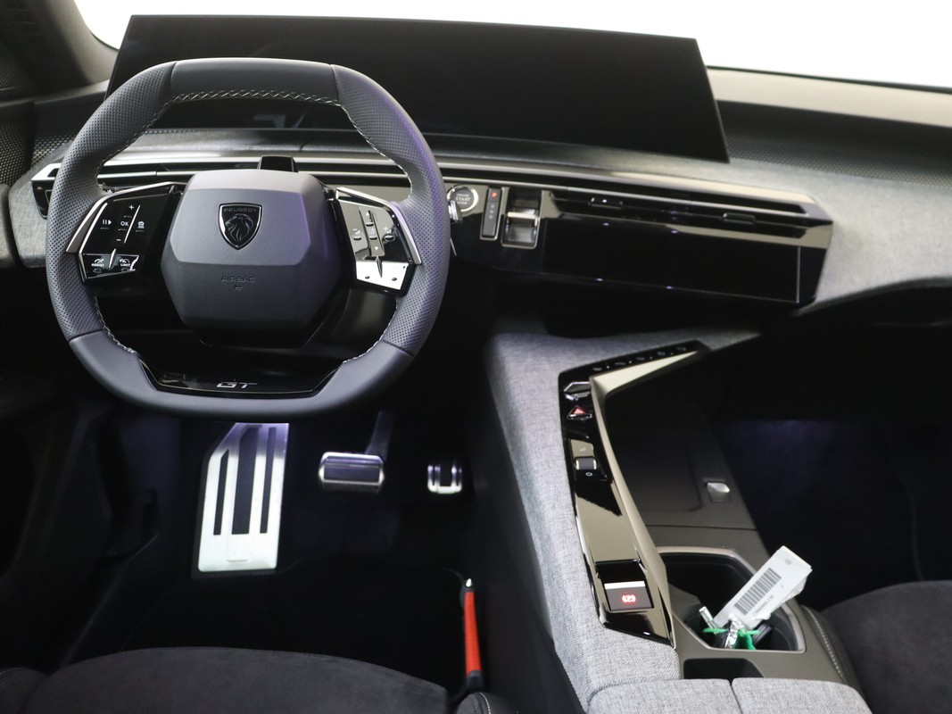 Peugeot e-5008