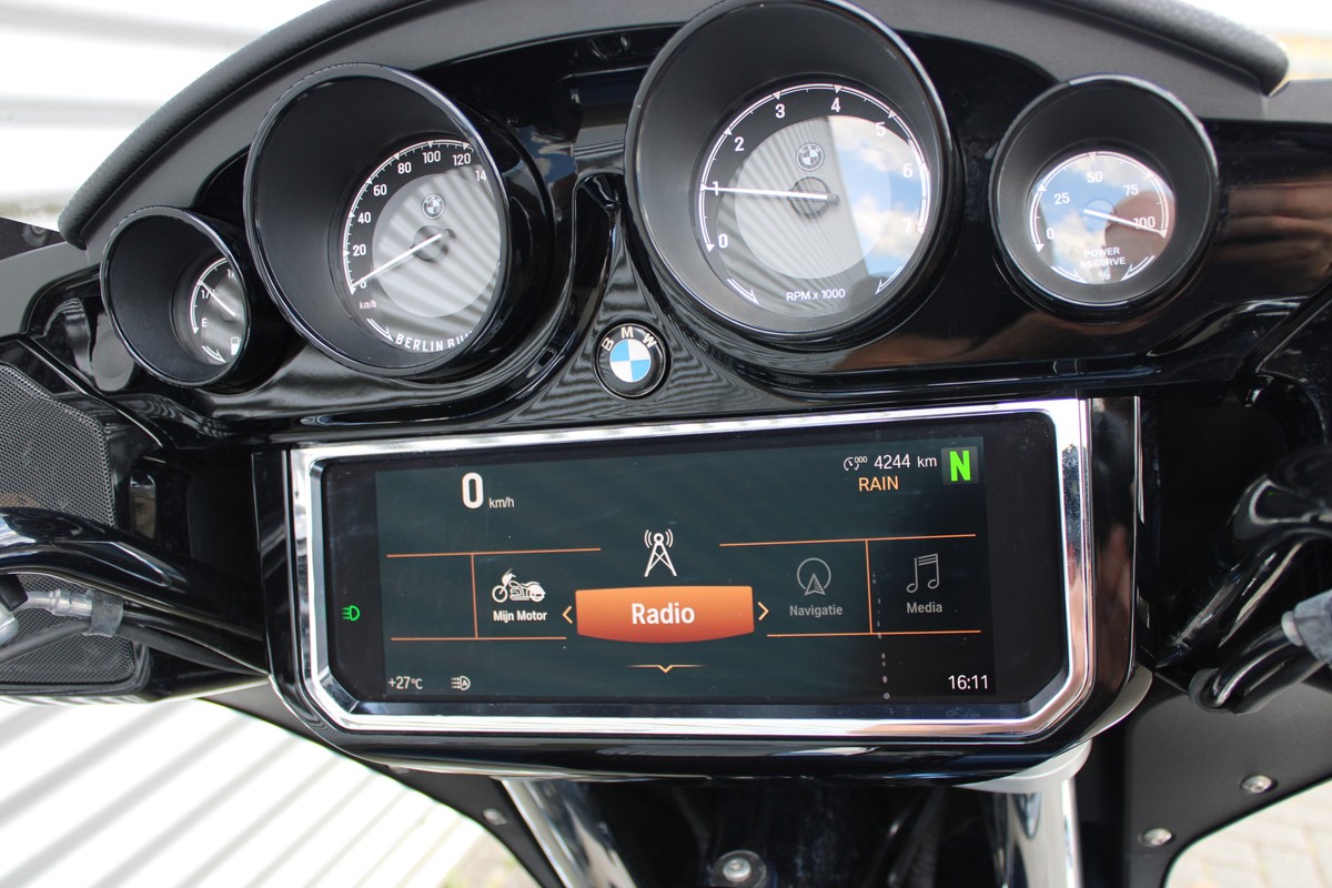 BMW R 18