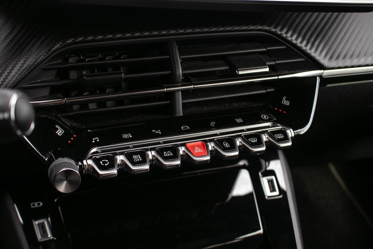 Peugeot e-208