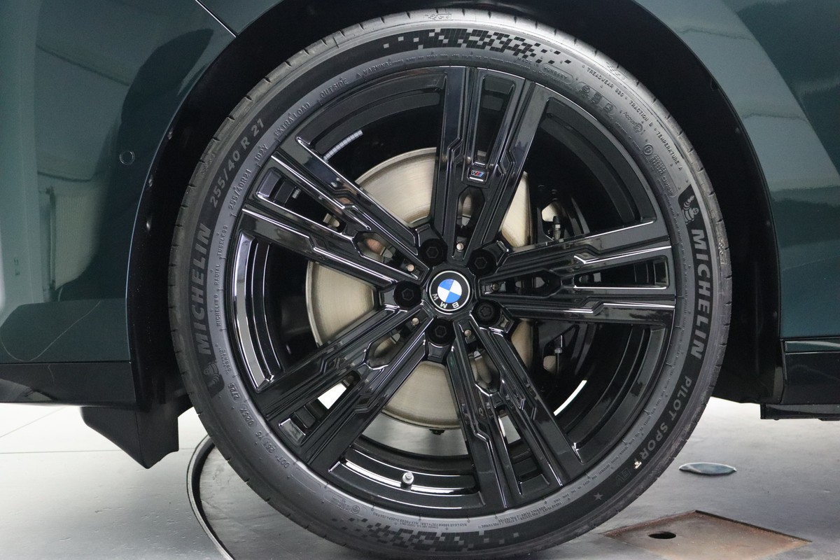 BMW i7