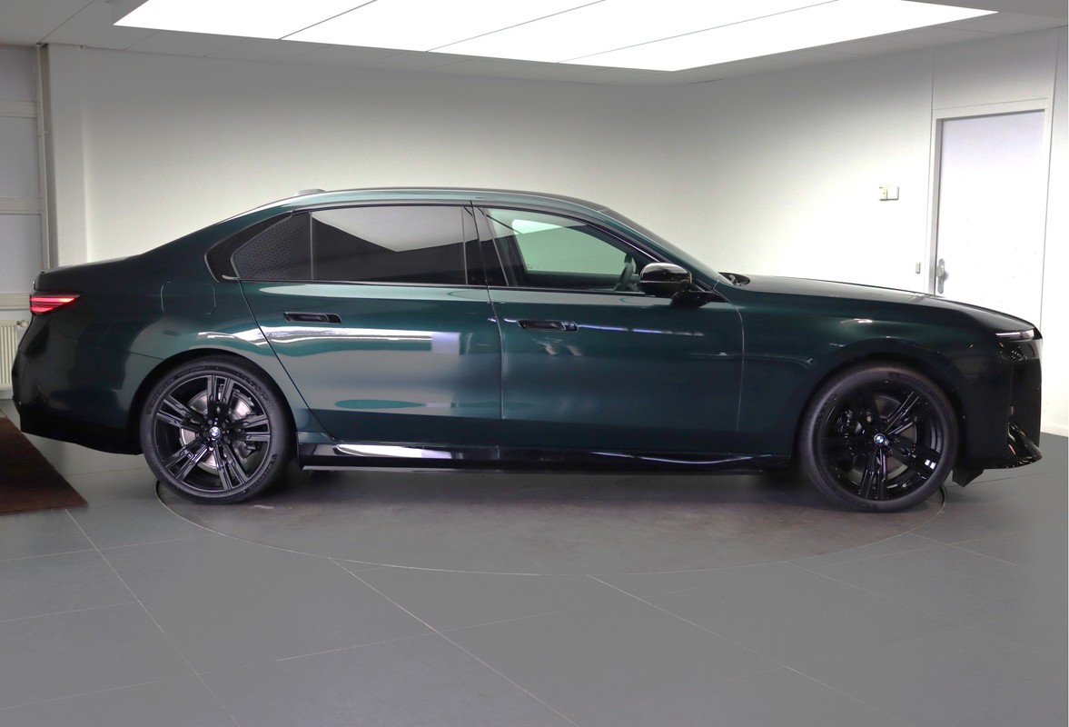 BMW i7