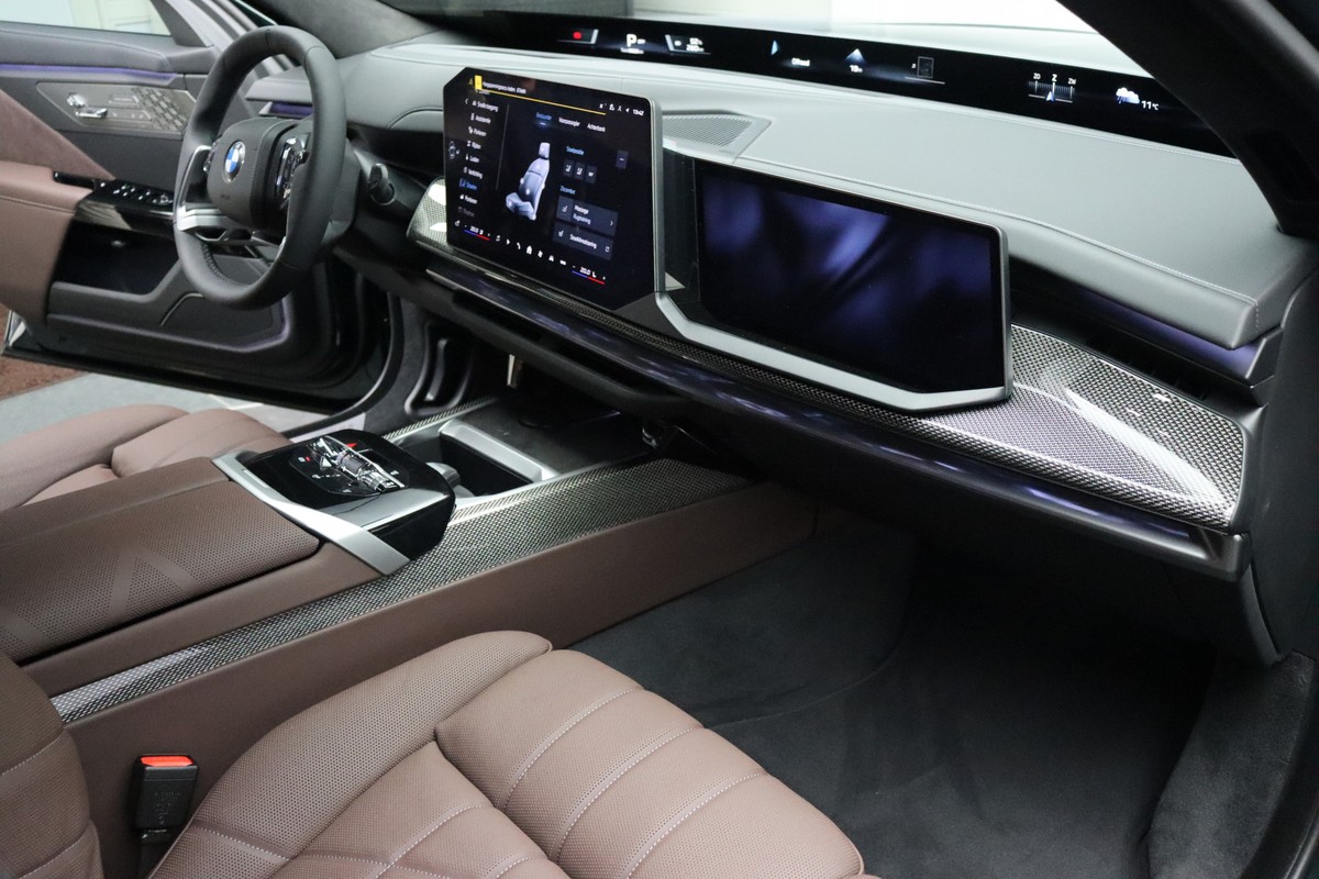 BMW i7