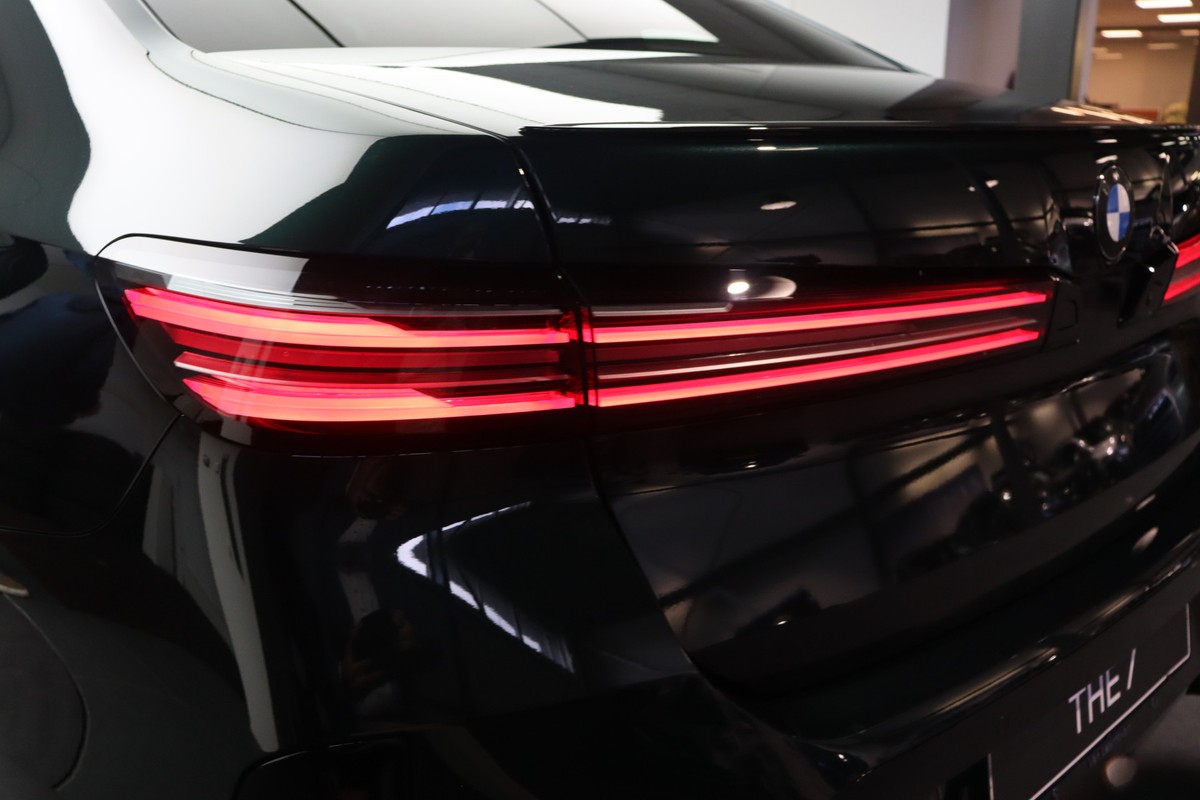 BMW i7