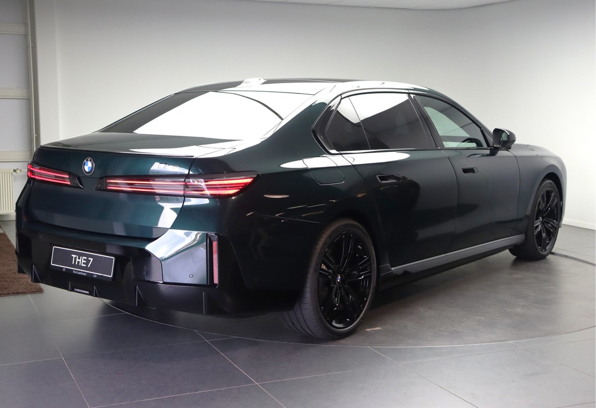 BMW i7