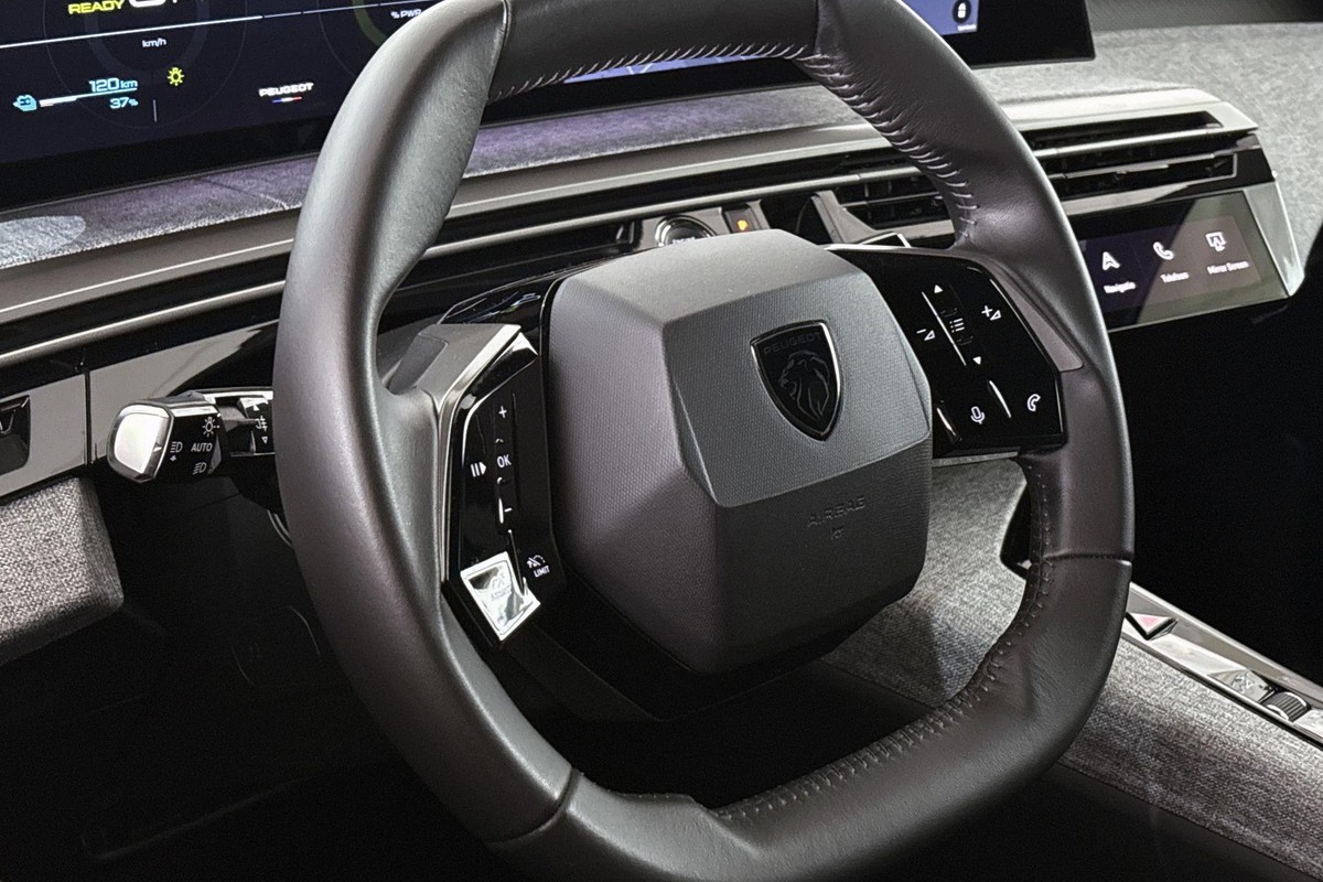 Peugeot e-3008