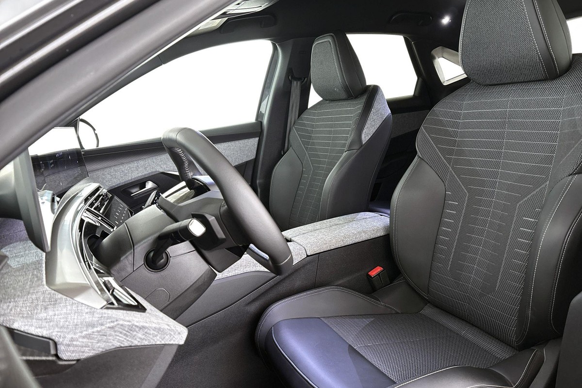 Peugeot e-3008