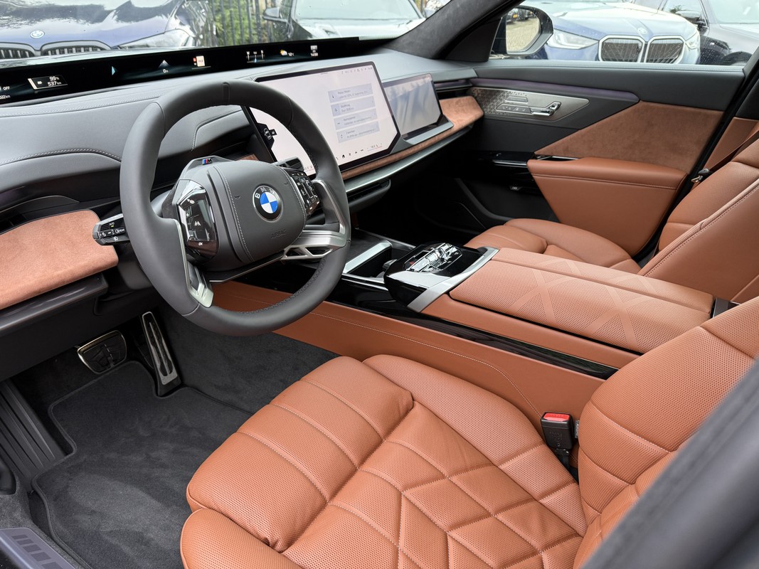 BMW i7