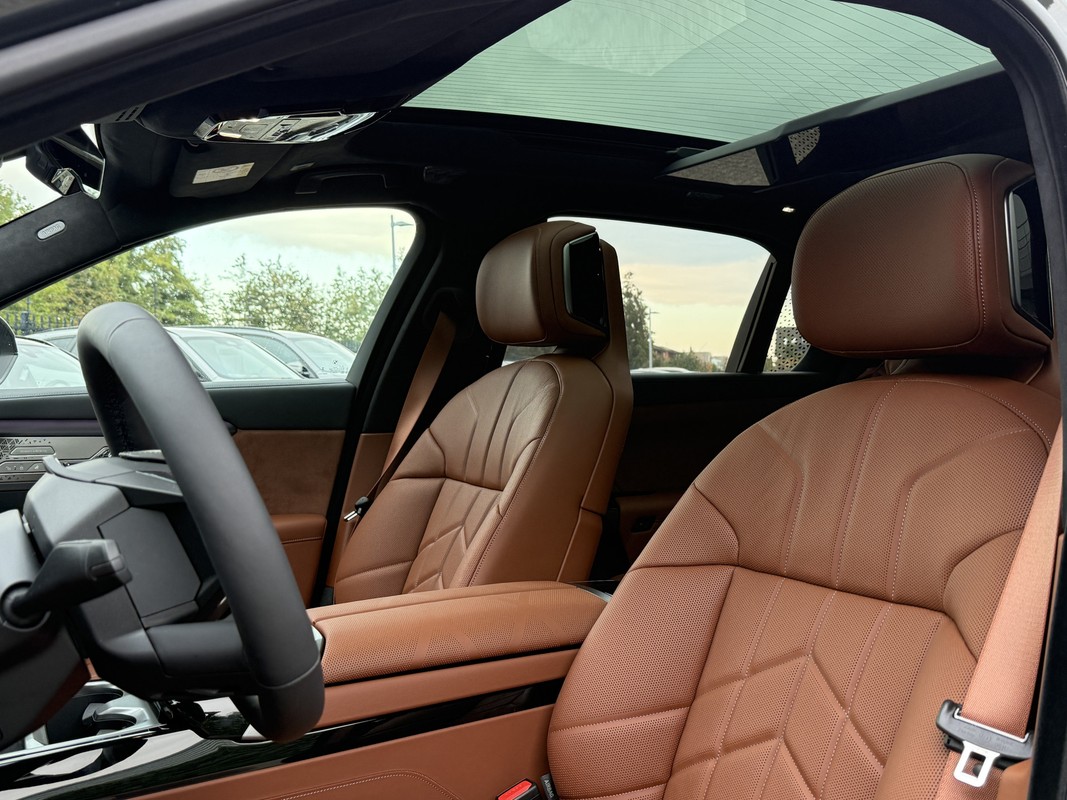 BMW i7