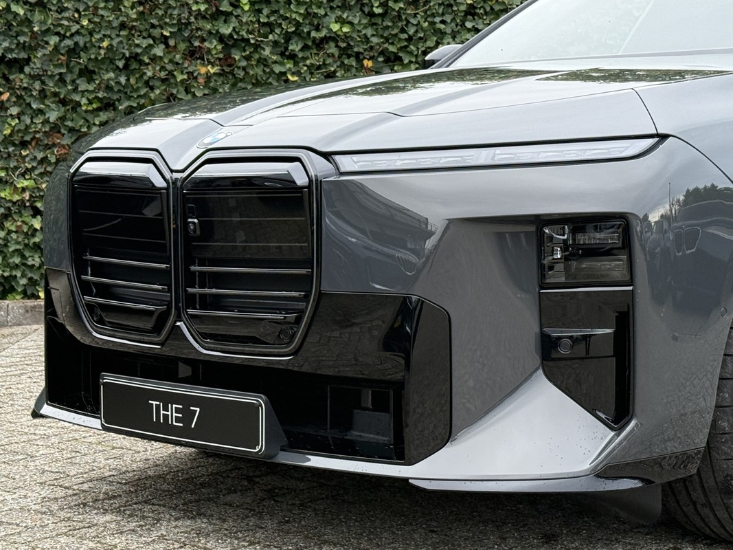 BMW i7