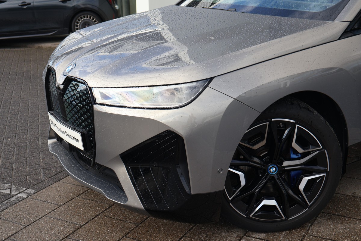 BMW iX