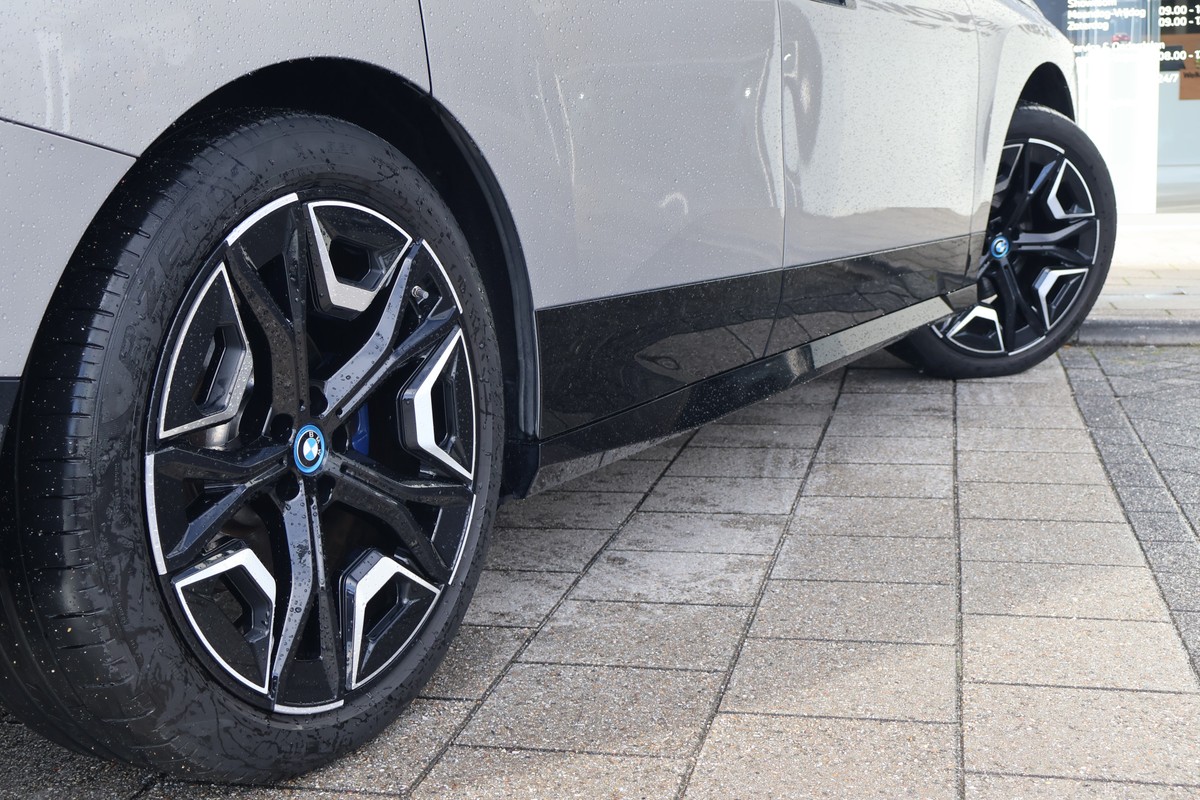 BMW iX