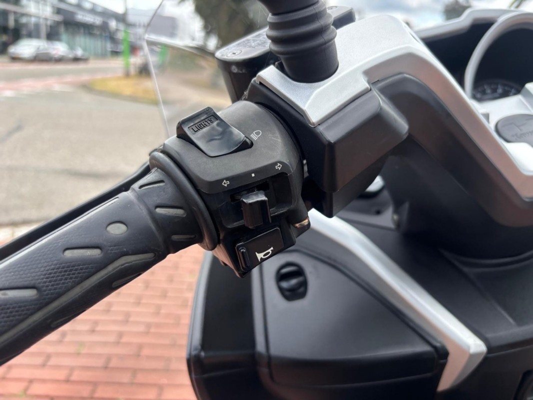 Kawasaki J300