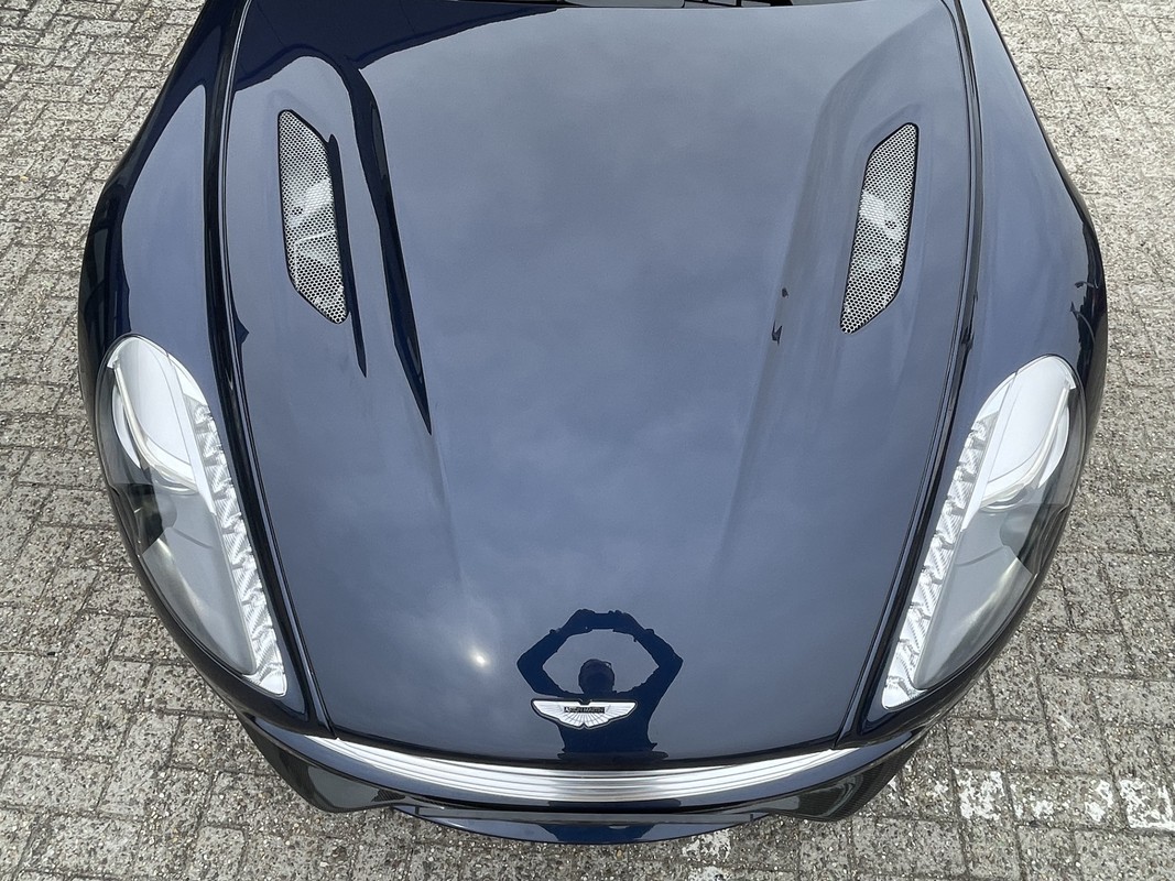 Aston Martin V12 Vanquish