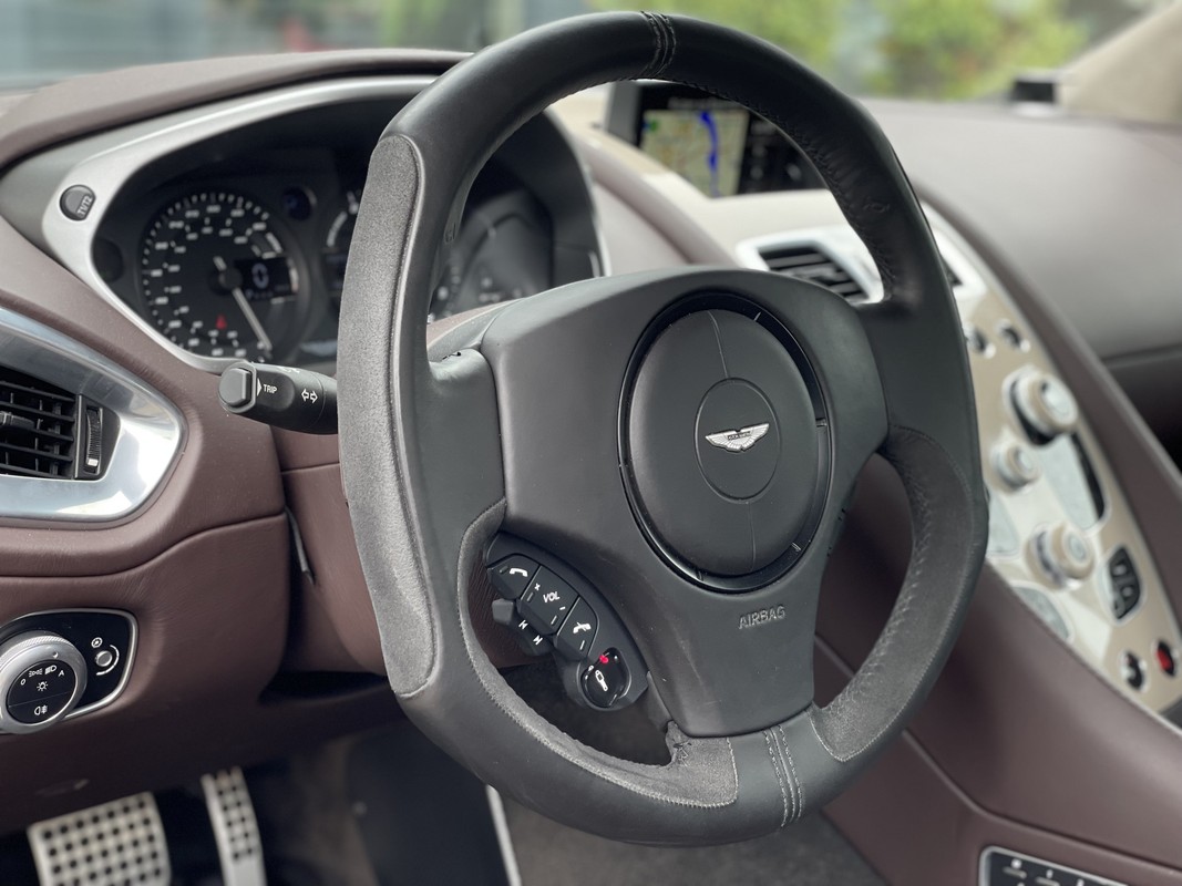 Aston Martin V12 Vanquish