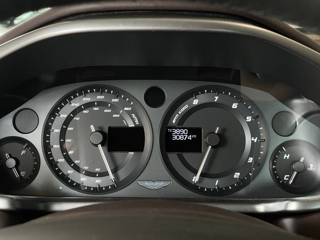 Aston Martin V12 Vanquish