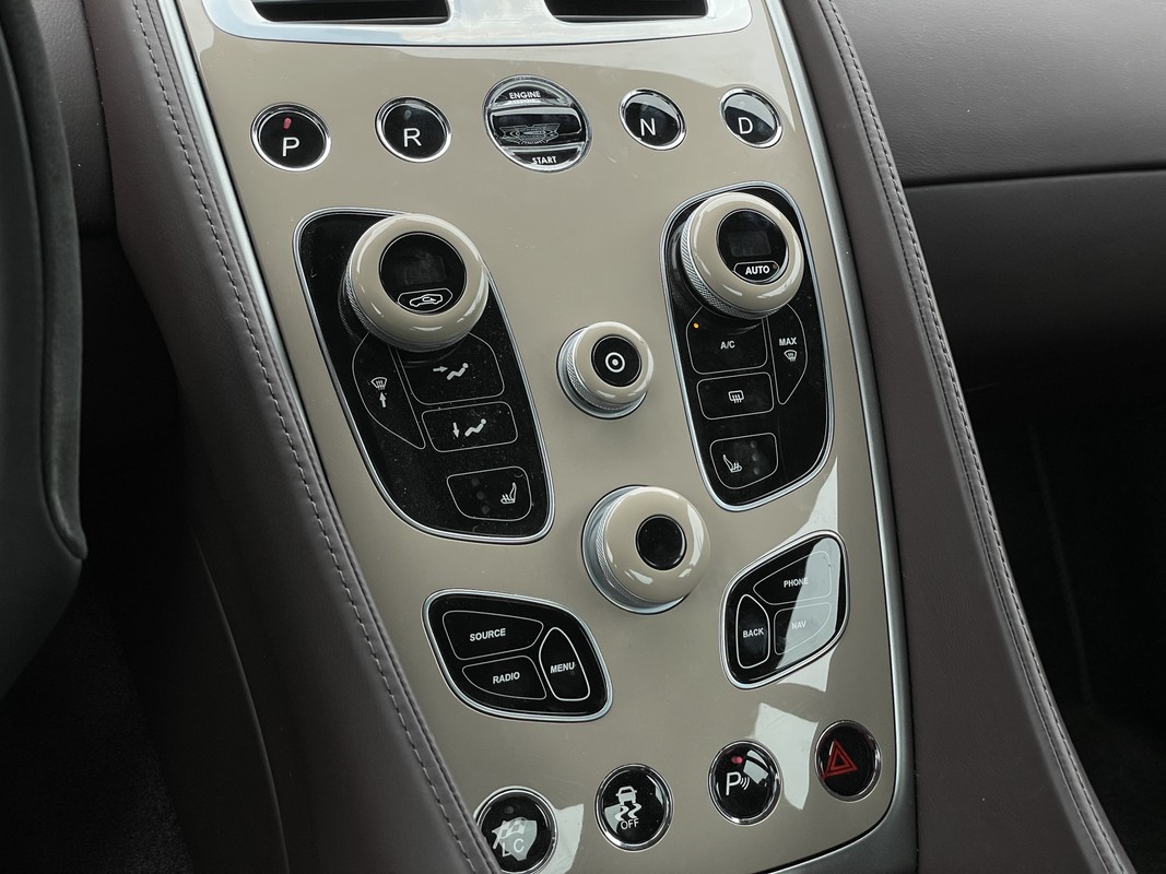 Aston Martin V12 Vanquish