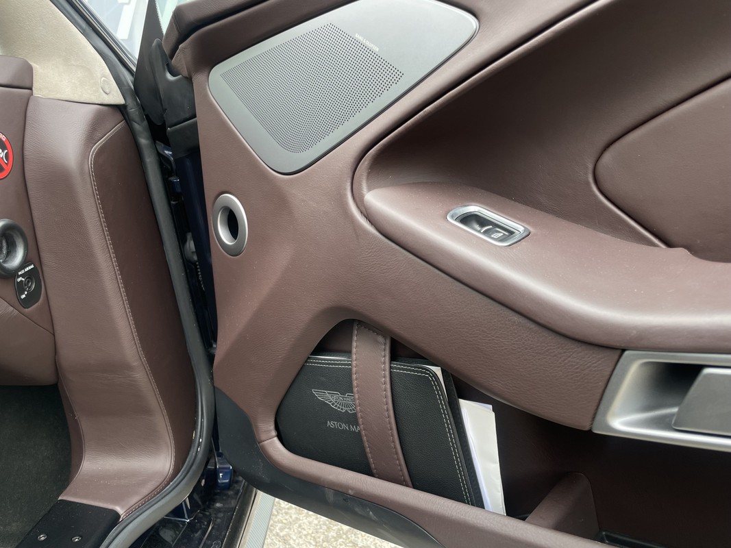 Aston Martin V12 Vanquish