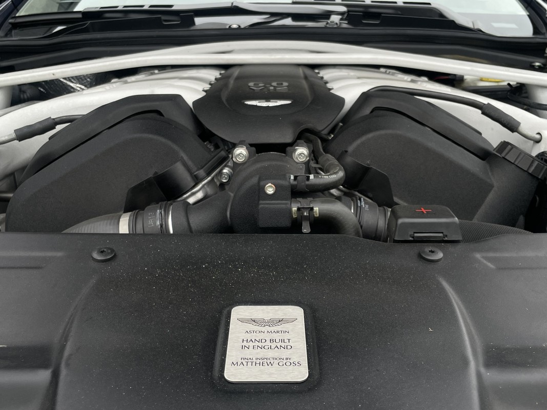 Aston Martin V12 Vanquish