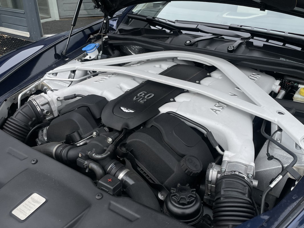Aston Martin V12 Vanquish